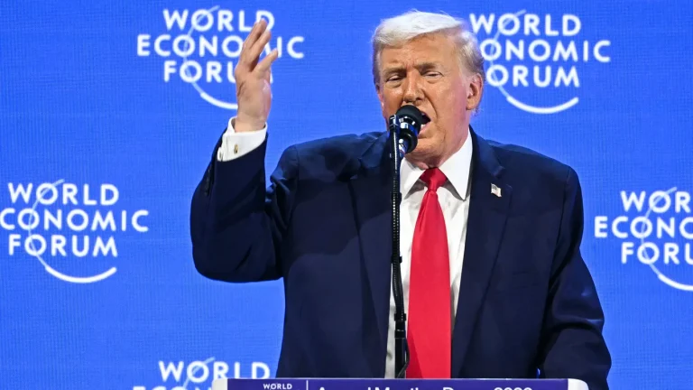 BBC verifică afirmațiile făcute de Donald Trump la Forumul Economic Mondial de la Davos privind Groenlanda, contribuțiile NATO, energia eoliană, politicile fiscale britanice și investițiile atrase de Statele Unite