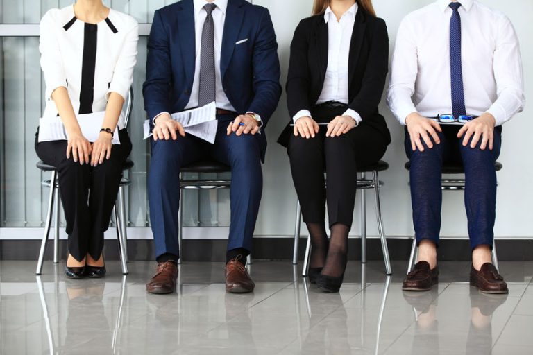 Companiile europene frânează angajările pe fondul încetinirii economice și al avansului inteligenței artificiale, în timp ce angajații devin mai prudenți pe piața muncii
