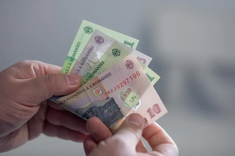 Salariul mediu din România continuă să crească în noiembrie 2025, dar puterea de cumpărare rămâne sub nivelul de anul trecut, arată datele INSSE