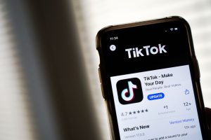 imagine cu un telefon cu logo tiktok