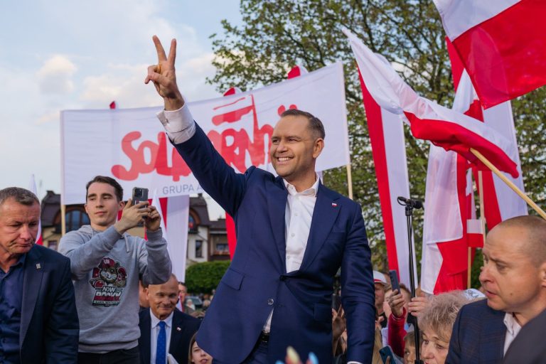 Președintele Poloniei blochează aplicarea legii europene privind rețelele sociale și se aliniază poziției lui Donald Trump împotriva reglementării Big Tech de la Bruxelles