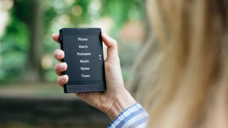 ANALIZA: Paradoxul telefonului „plictisitor”: este liniștea digitală noul lux de 800 de dolari?