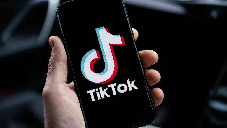TikTok va înăspri tehnologia de verificare a vârstei în UE pe fondul presiunilor internaționale pentru restricții pentru minori