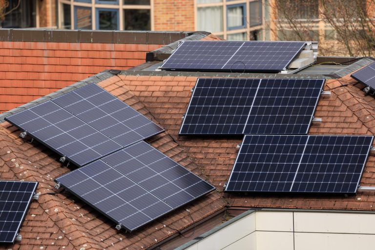 Analiză la nivelul Uniunii Europene: panourile fotovoltaice instalate pe acoperișuri ar putea asigura până la 40% din necesarul de electricitate al UE până în 2050