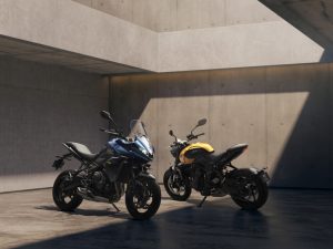 doua motociclete in con de lumina un naked si un tourer