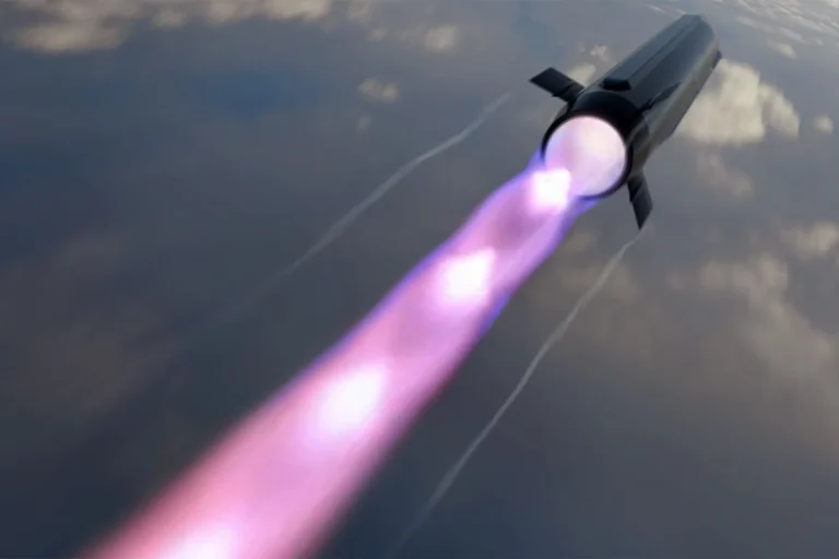 GE Aerospace și Lockheed Martin testează un nou motor cu detonație rotativă alimentat cu combustibil lichid pentru rachete hipersonice, vizând creșterea eficienței și reducerea necesarului de boostere