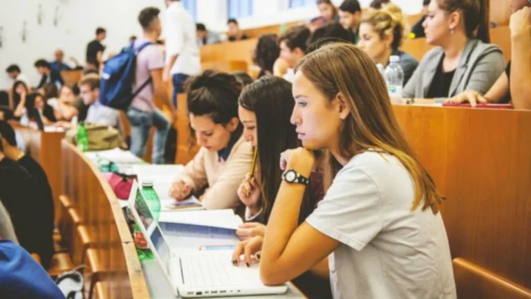 România, la coada clasamentului UE: doar 2 tineri din 100 muncesc în timp ce urmează o formă de educație, arată datele Eurostat pentru 2024